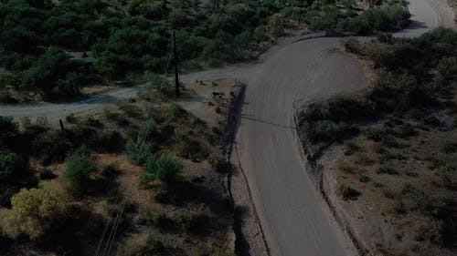 在茫茫荒野中路的航拍画面 · 免费素材视频