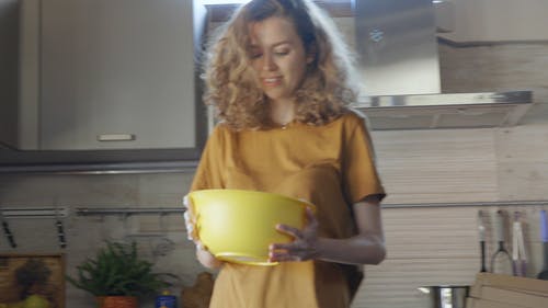 有关女人, 厨房, 微笑的免费素材视频