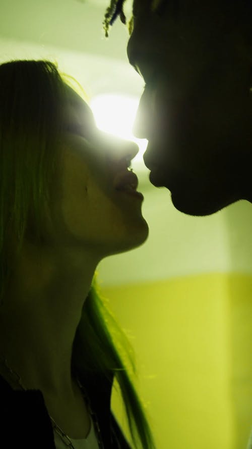 一对情侣热情地亲吻 · 免费素材视频
