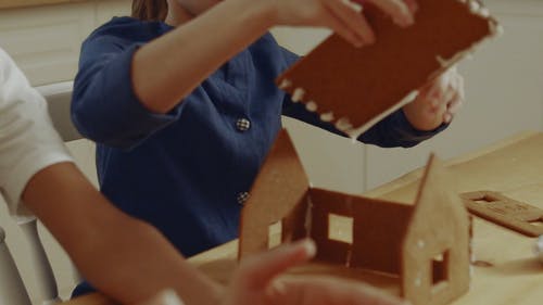 两个孩子建造一个姜饼屋 · 免费素材视频