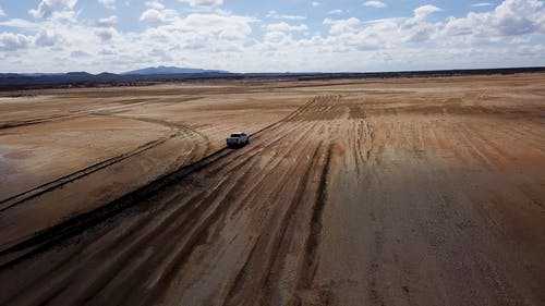 在沙漠上的皮卡车越野驾驶 · 免费素材视频