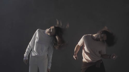 夫妇挥舞着他们的头的镜头 · 免费素材视频