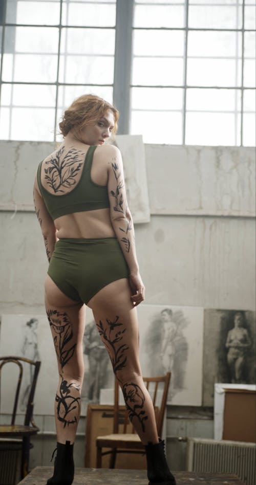 显示她的人体彩绘的女人的镜头 · 免费素材视频