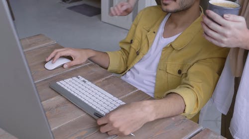 同事交流工作观念 · 免费素材视频