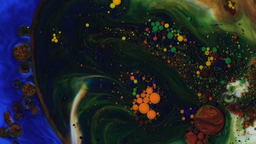 混合有色液体产生抽象形式 · 免费素材视频
