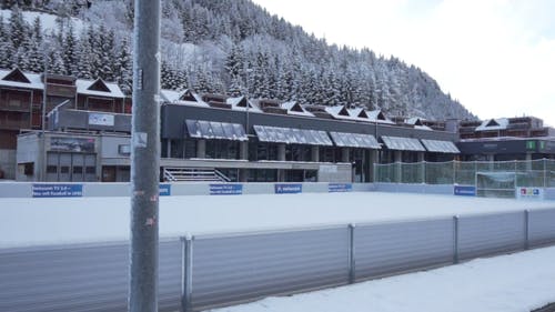 一个空的足球场，白雪覆盖 · 免费素材视频