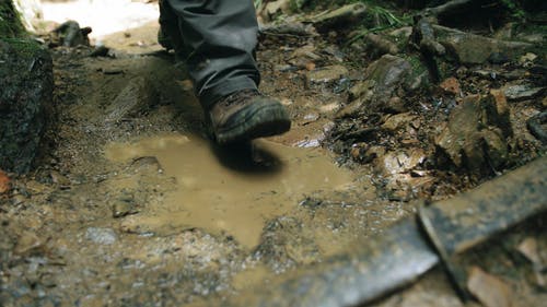 一个踩泥巴的人 · 免费素材视频