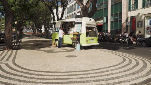 一种在街边出售的改装成食品卡车的休闲车 · 免费素材视频