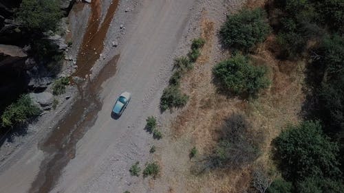 车辆过马路的航拍画面 · 免费素材视频