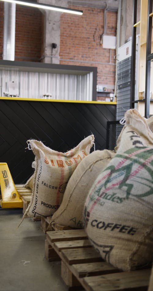 大袋新鲜咖啡豆的交付 · 免费素材视频