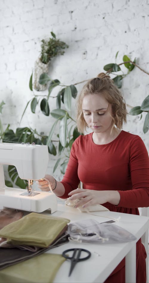 女人在制作布袋时的独创性 · 免费素材视频