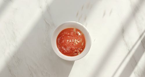 返回播放视频倒一碗番茄酱的字母字母意大利面面条 · 免费素材视频