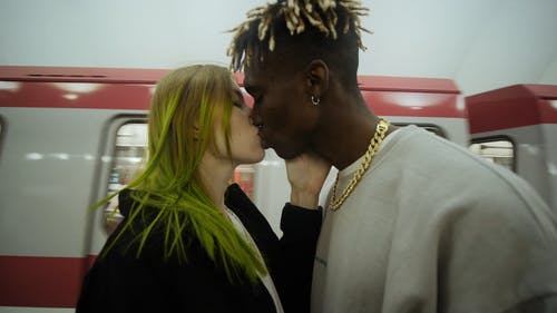 地铁站一对情侣接吻 · 免费素材视频