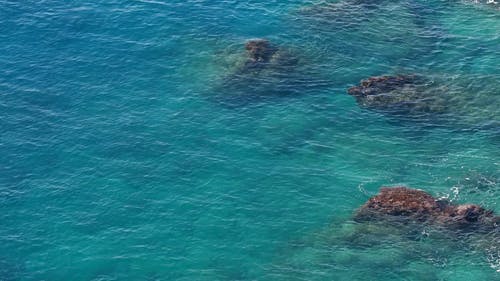 蓝色的海水和清澈的海水 · 免费素材视频