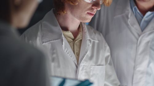 一个人演示在试管中混合液体的实验 · 免费素材视频