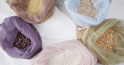 用于谷物和豆类存储的可重复使用的织物抽绳袋 · 免费素材视频