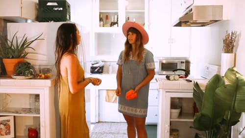 两个女人在厨房里 · 免费素材视频