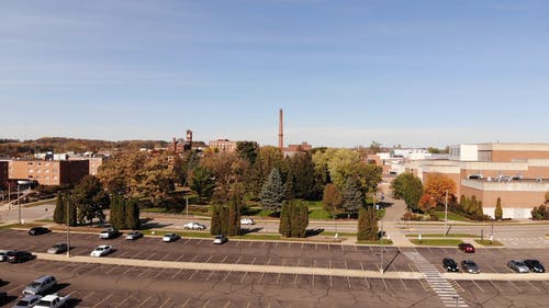 在城市公园的无人机画面 · 免费素材视频