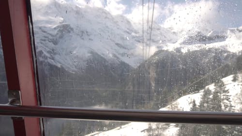 从缆车上俯瞰雪山的景色 · 免费素材视频