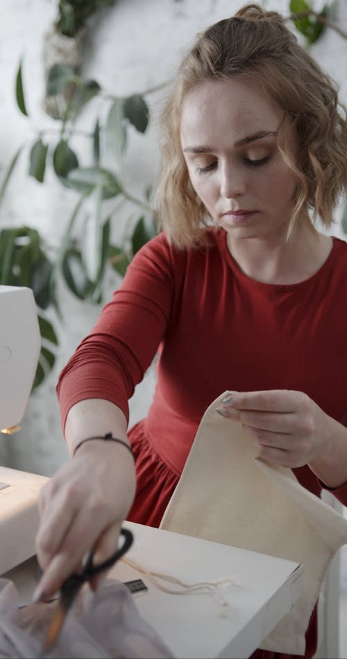 一个女人在做一个可重复使用和可水洗的布袋 · 免费素材视频