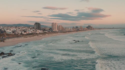 海浪拍打海岸线的画面 · 免费素材视频