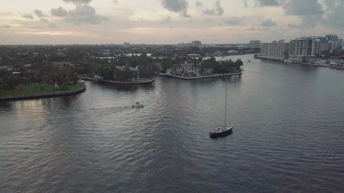 海与船的高角度镜头 · 免费素材视频