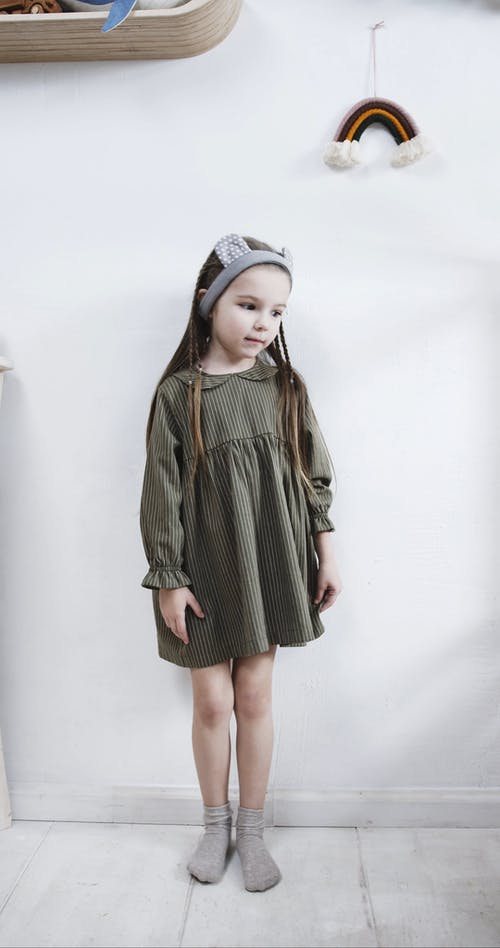 一个女孩调皮地旋转 · 免费素材视频