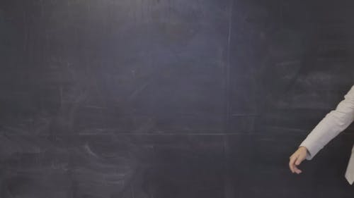 一个男人的嘴唇在黑板前抱着一个空白的声明板说话 · 免费素材视频