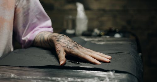 有关乳胶手套, 写意, 写意纹身的免费素材视频