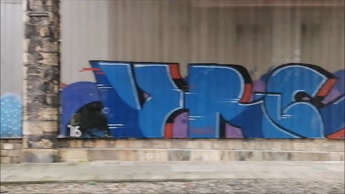 铁路墙上的街头涂鸦 · 免费素材视频