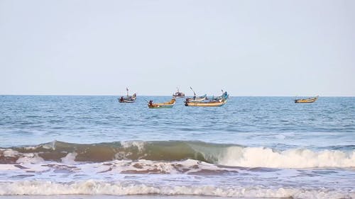 木制渔船停泊在海湾 · 免费素材视频