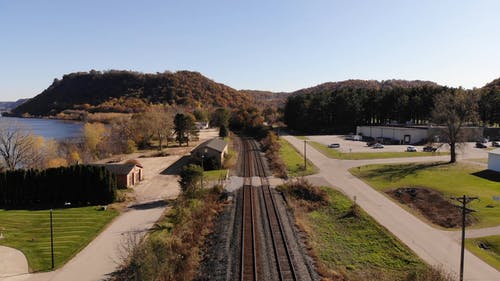 铁轨穿过农村的一个小镇 · 免费素材视频