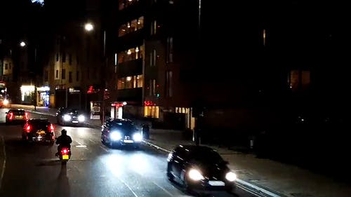 在时间流逝中穿越城市道路的车辆的画面 · 免费素材视频