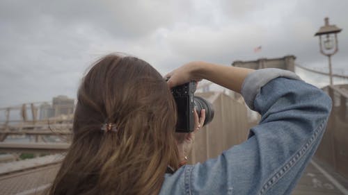一位摄影师用现代相机拍照的一座桥 · 免费素材视频