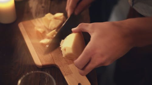 一个人把一块奶酪切成块 · 免费素材视频
