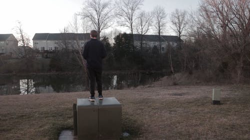 一个男人站在钢制的盒子里 · 免费素材视频