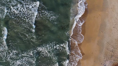 海浪亲吻岸边的航拍 · 免费素材视频