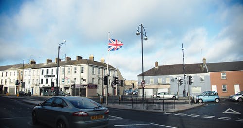 英国在道路中心的标志 · 免费素材视频