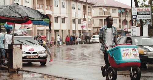 街头的镜头，与慢动作中醒来的供应商 · 免费素材视频
