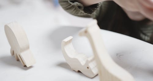 一个女孩玩木制玩具动物添加独白 · 免费素材视频