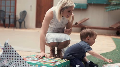 一个男孩享受他的生日礼物 · 免费素材视频
