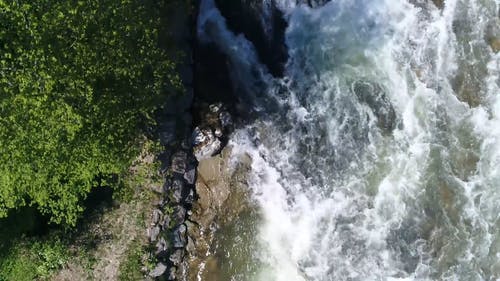 河流流量的顶视图镜头 · 免费素材视频