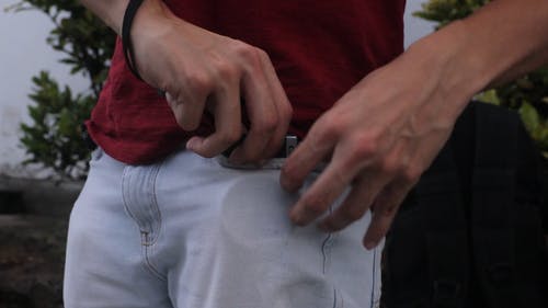 关闭一个人在他的口袋里拿照相机的镜头 · 免费素材视频