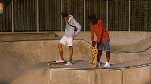 滑板公园中的两个年轻滑板手 · 免费素材视频