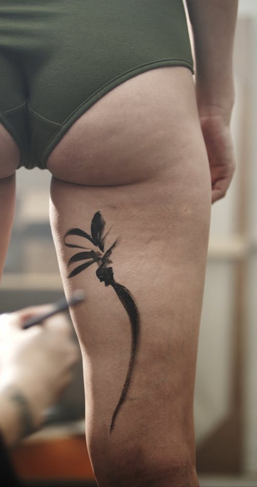 女人腿背面的人体彩绘 · 免费素材视频