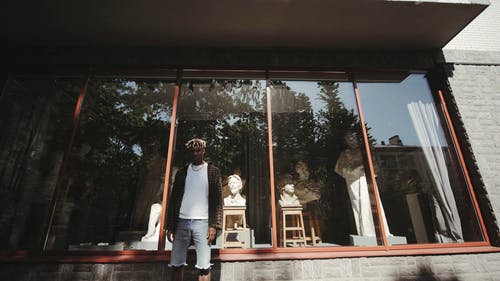 一个男人站在橱窗前 · 免费素材视频