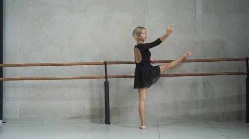 练习芭蕾的女人 · 免费素材视频