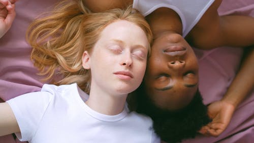 躺在一起的两个女人 · 免费素材视频