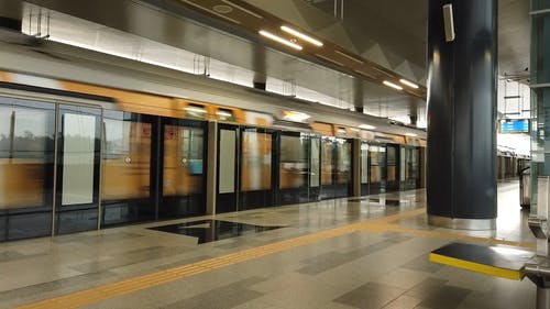 马来西亚的现代火车站用于公共交通 · 免费素材视频