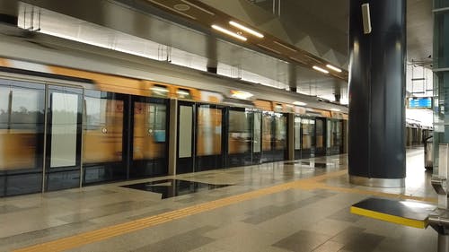 马来西亚的现代火车站用于公共交通 · 免费素材视频